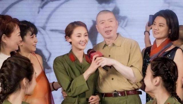 冯小刚直言：她太能装了，永远都红不了，更别提拿奖了